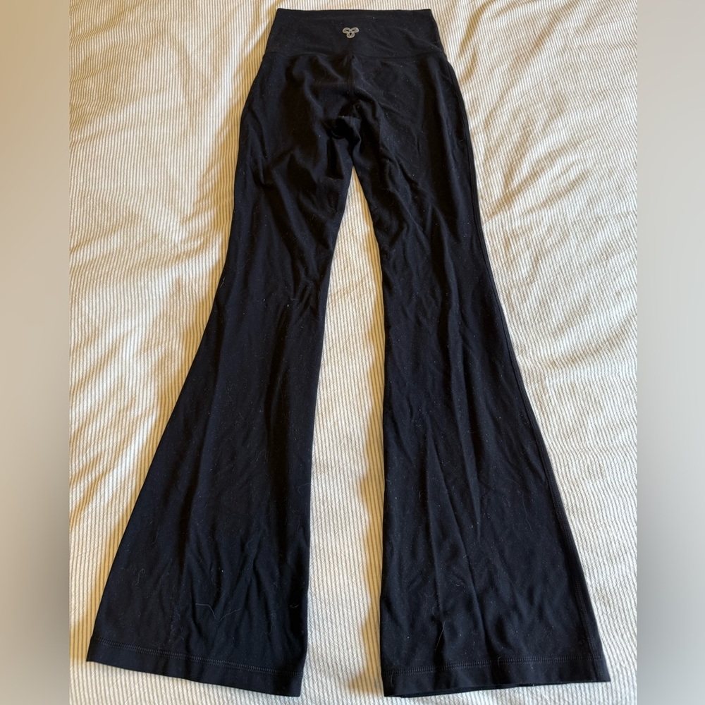 Aritzia TNAction Flared Leggings